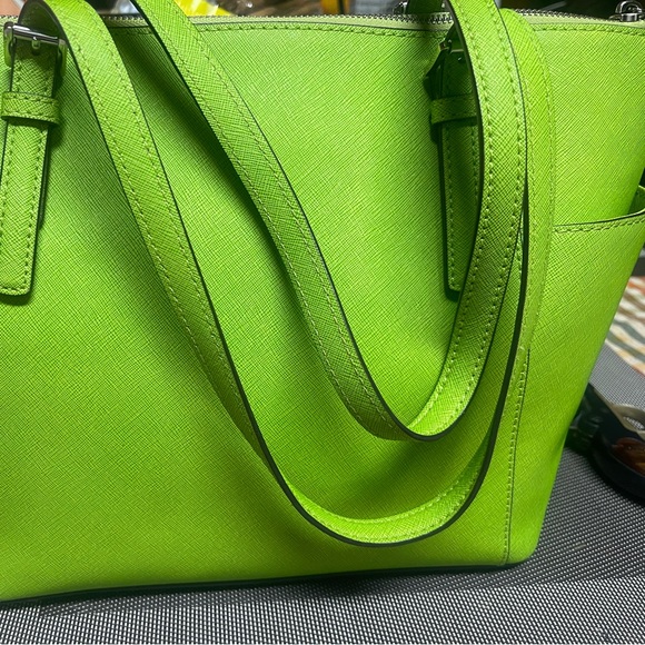 Micheal k Green shoulder bag lime green pro-owned Clean - Picture 2 of 11